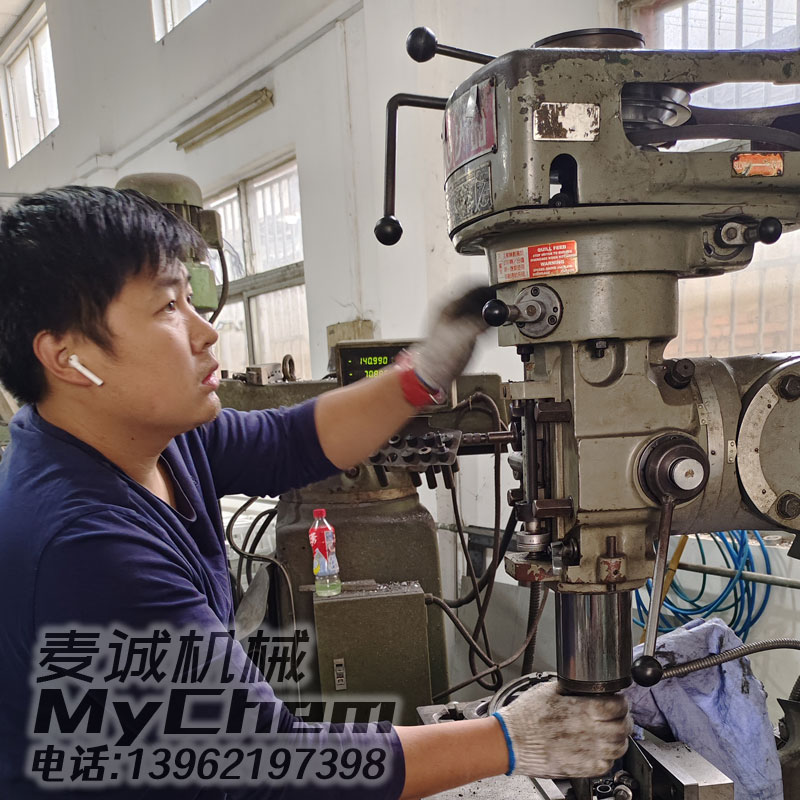 苏州木渎上门维修台信铣床四号机更换炮塔铣床主轴皮带轮和刹车